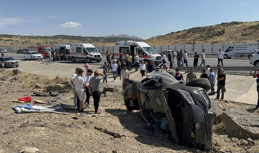 Elazığ'ın Karakoçan ilçesinde otomobil