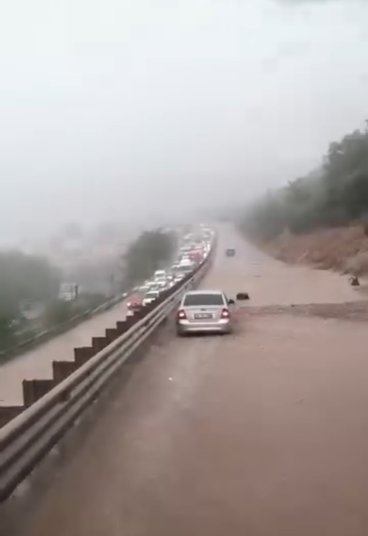 Sağanak yağış trafiği durma noktasına getirdi! - Resim : 2