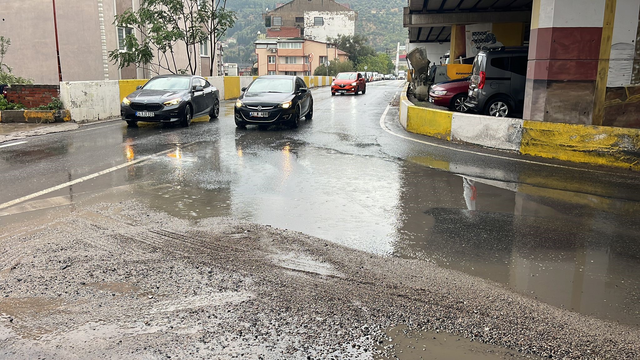 Sağanak yağış trafiği durma noktasına getirdi! - Resim : 1