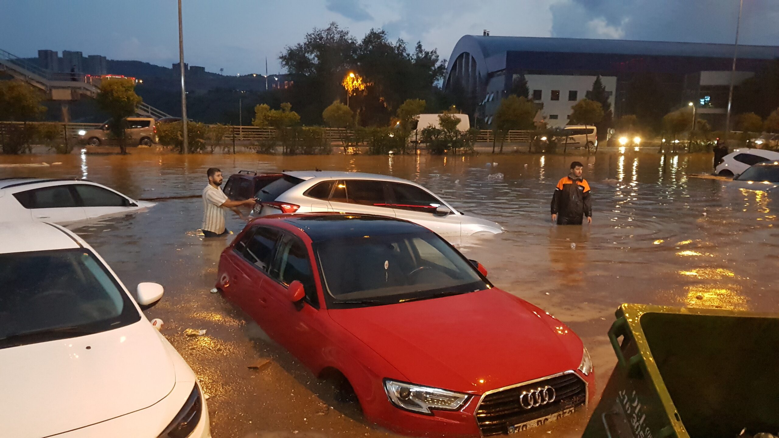 Şehir suların esiri oldu: Vatandaşlar botlarla kurtarıldı!