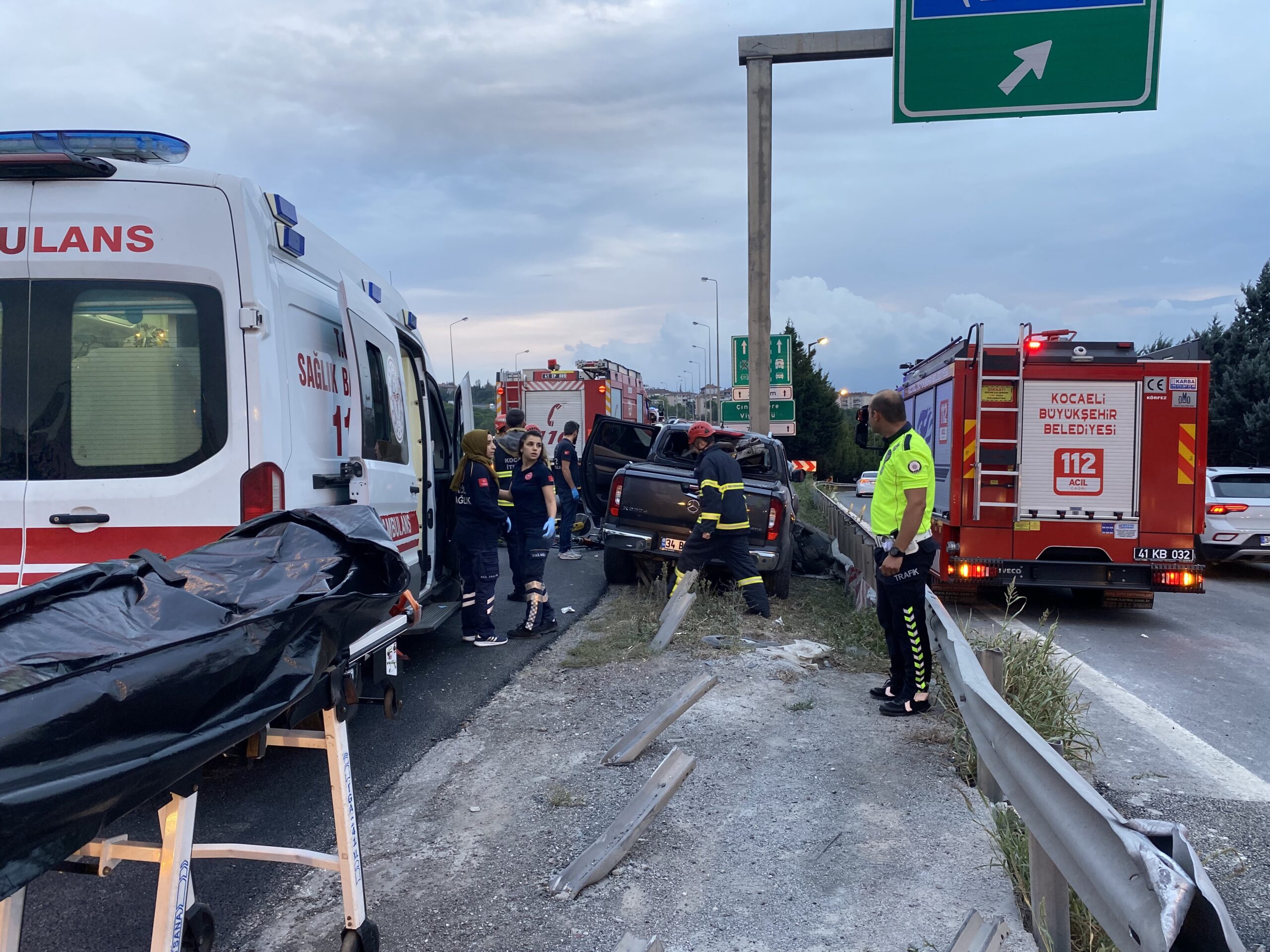 TEM'de feci kaza: Araç bariyerlere saplandı! - Resim : 5