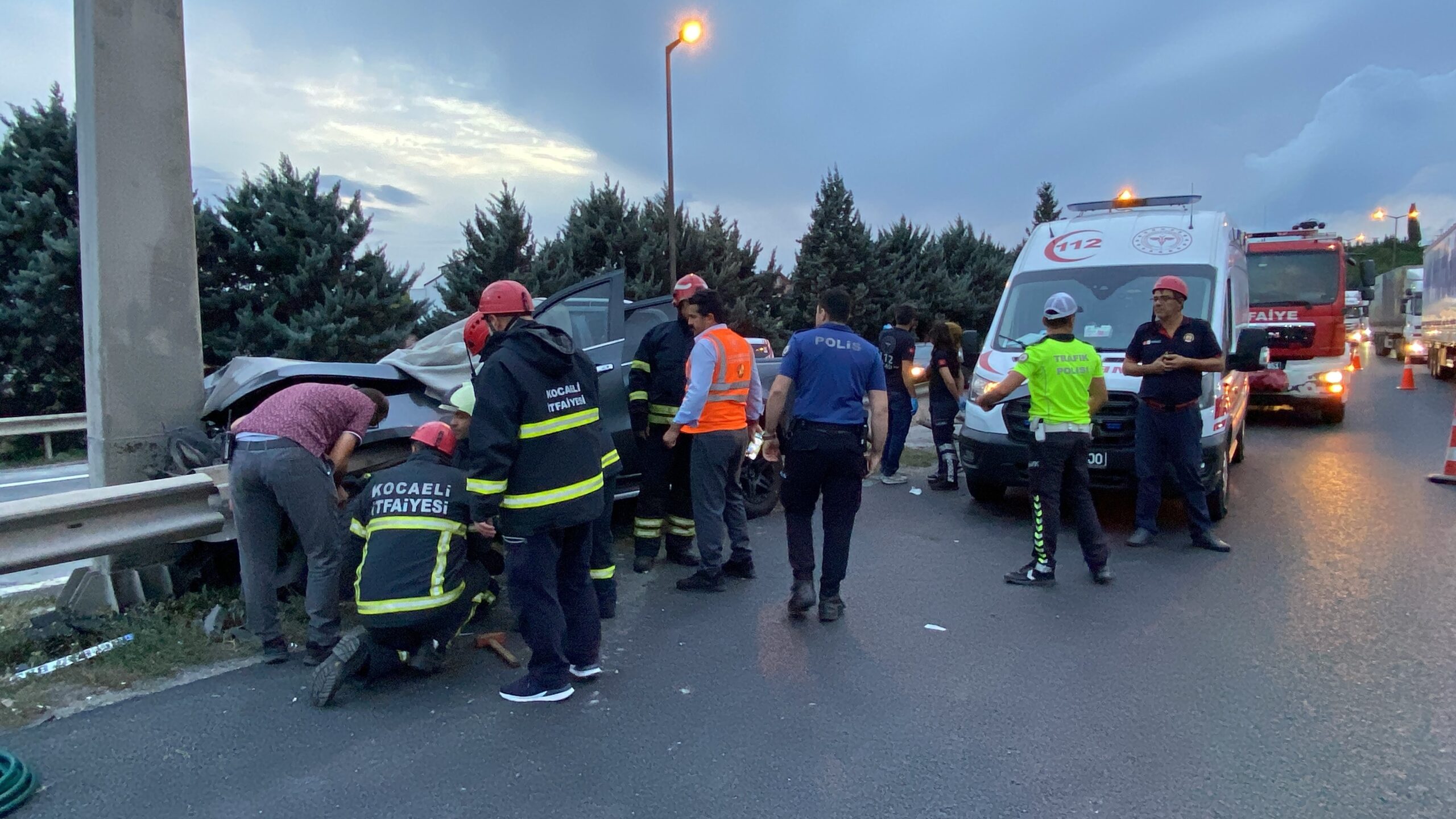 TEM'de feci kaza: Araç bariyerlere saplandı! - Resim : 4