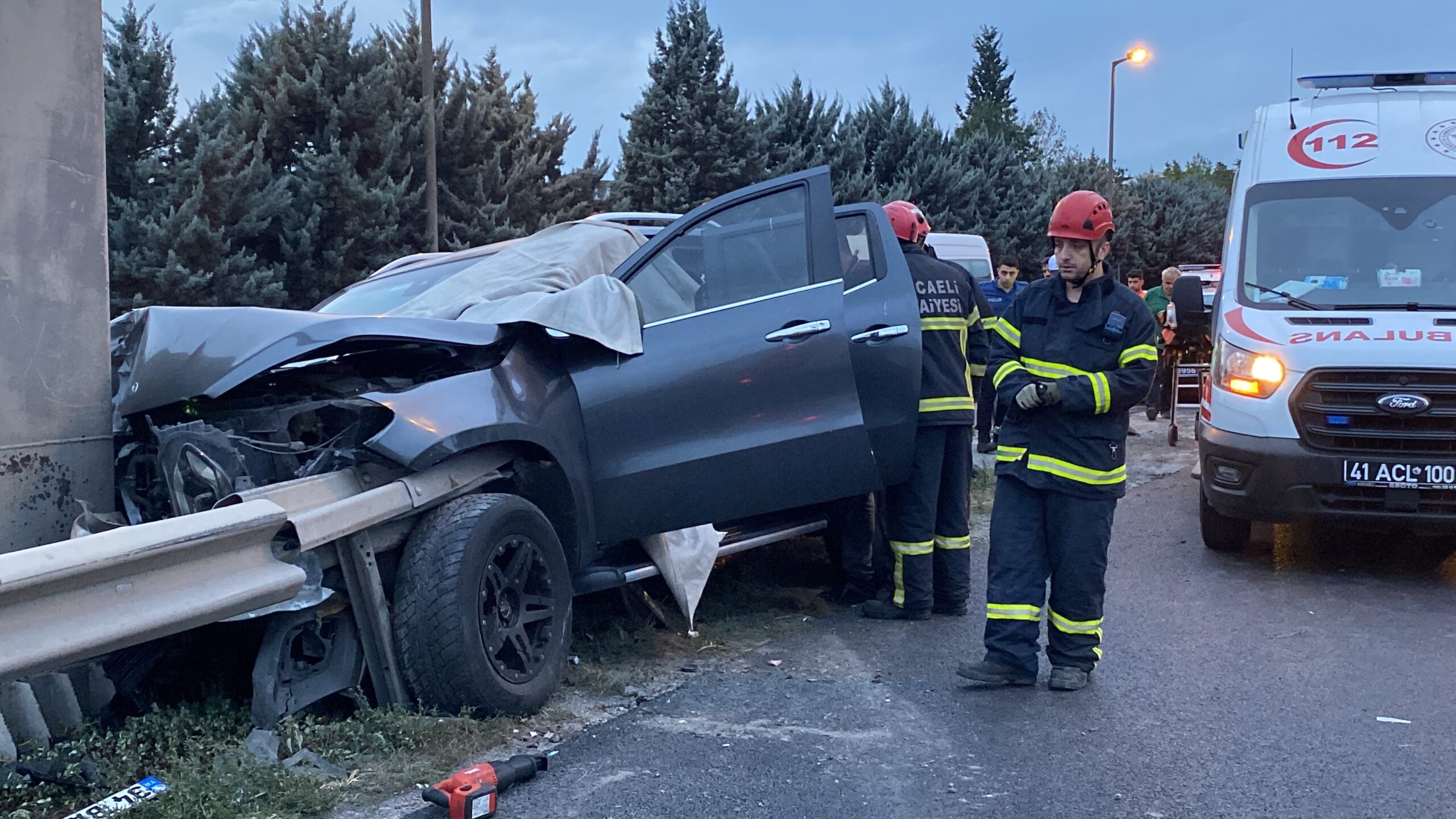 TEM'de feci kaza: Araç bariyerlere saplandı! - Resim : 3