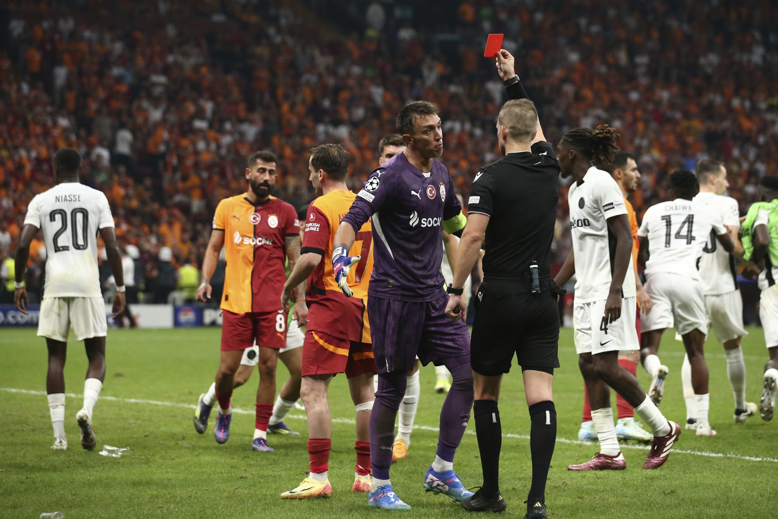 UEFA, Fernando Muslera’ya 3 maç men cezası verdi