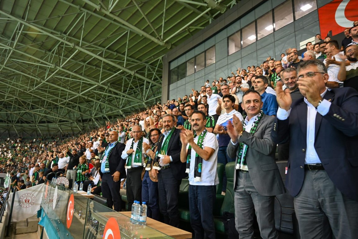 Vali Aktaş, Kocaelispor ile Manisa FK karşılaşmasını tribünden takip etti - Resim : 1