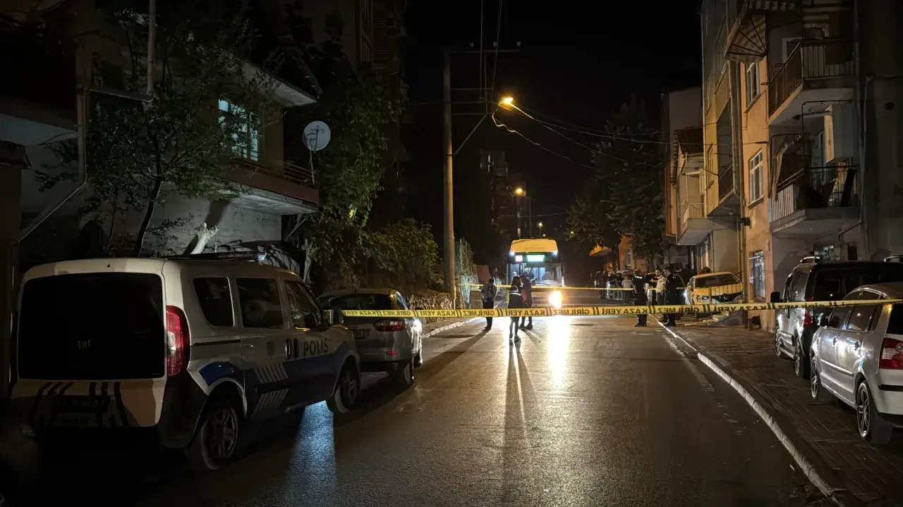 Yoldan geçen küçük çocuk arabadan sıkılan merminin hedefi oldu - Resim : 2